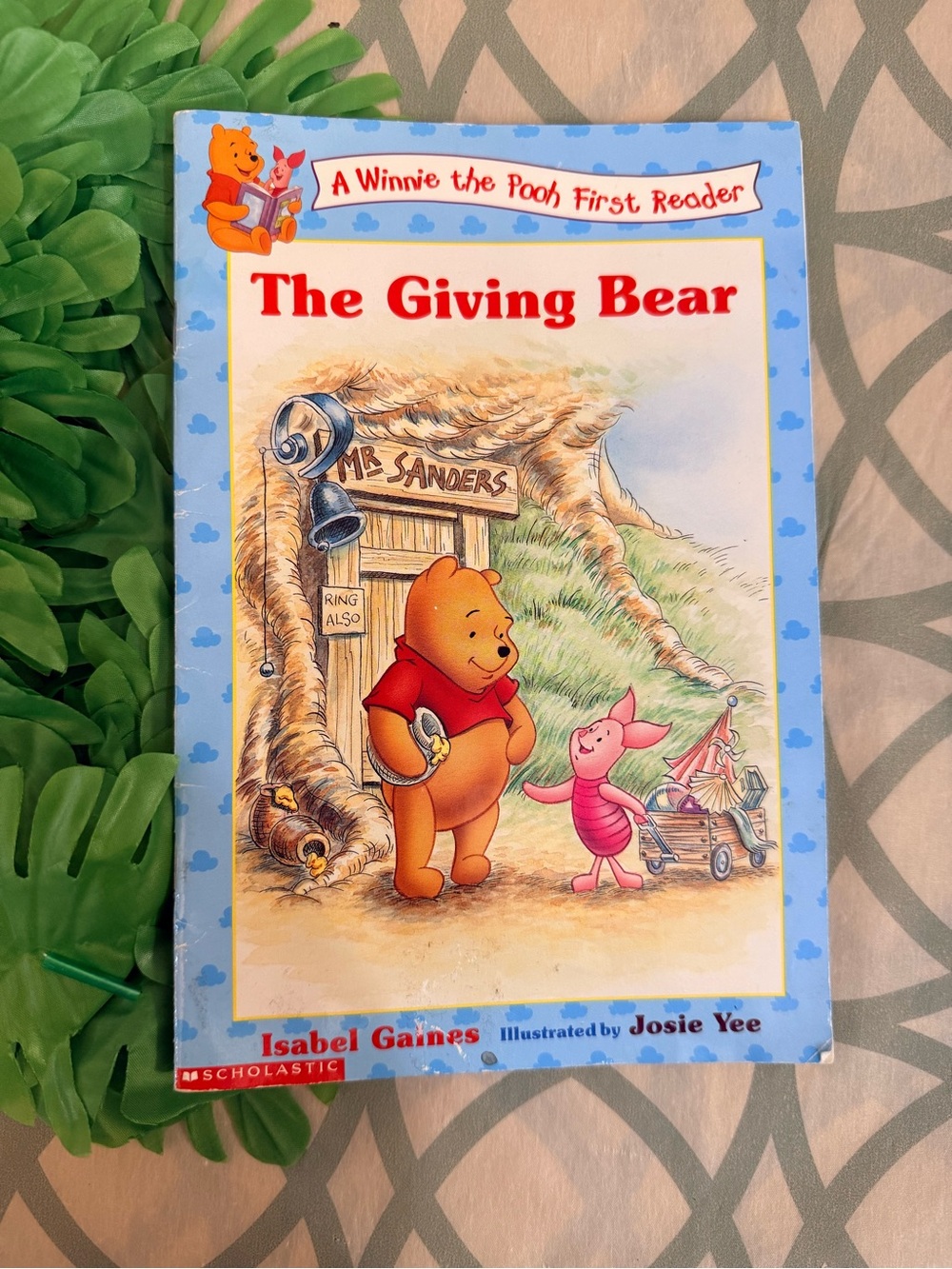 💫10/$25 • Scholastic Disney Winnie The Pooh The Giving Bear Easy Reader